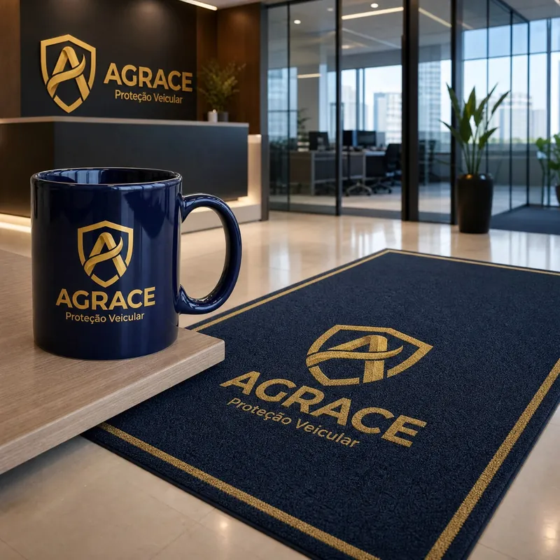 Recepção com a marca Agrace na parede, caneca e tapete com a logo (imagem ilustrativa)